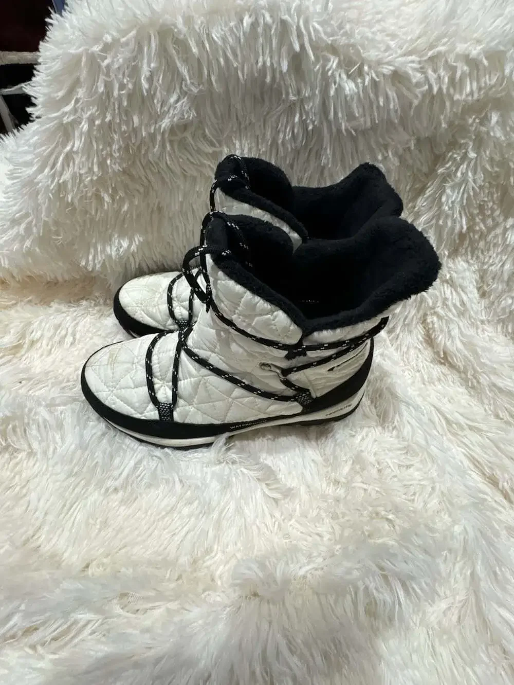 740 Columbia Minx Shorty Omni-Heat 200g Waterproof Winter Boots Women's Size 6